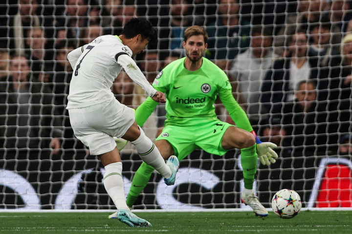 Enam menit berselang, Tottenham Hotspur mengamuk dan akhirnya mampu menyamakan kedudukan. Adalah Son Heung-min (20’), yang berhasil memanfaatkan umpan matang Harry Kane, kedudukan sementara 1-1. 