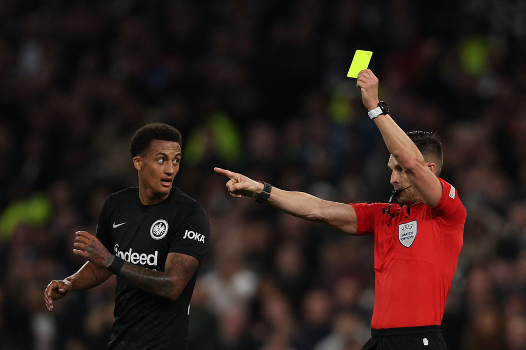 Di babak kedua, Frankfurt harus bermain dengan 10 orang sejak menit ke-60, usai Tuta menelan kartu kuning keduanya. Kondisi itu tak bisa dimanfaatkan Tottenham untuk menambah keunggulan.