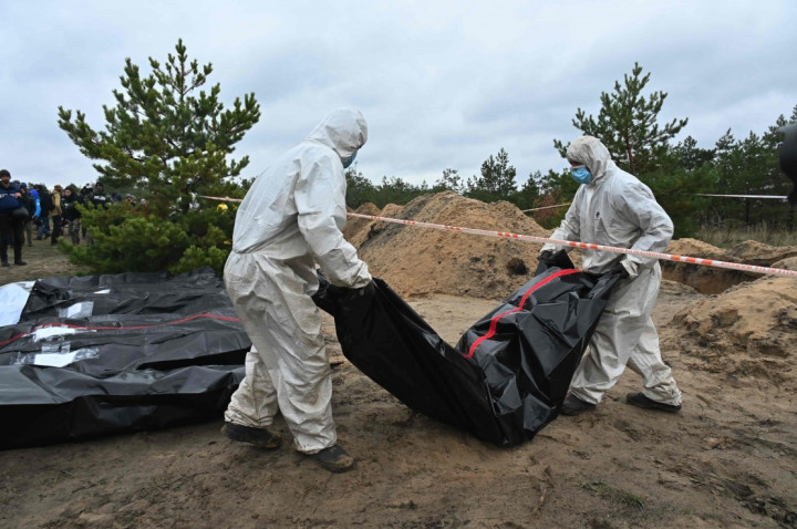 Ukraina melaporkan temuan puluhan mayat warga sipil di dua kota yang berhasil direbut kembali dari pasukan Rusia. Dua kota itu terletak di wilayah Donetsk, yang sebagian dikuasai separatis pro-Moskow dan baru saja dicaplok oleh Rusia.