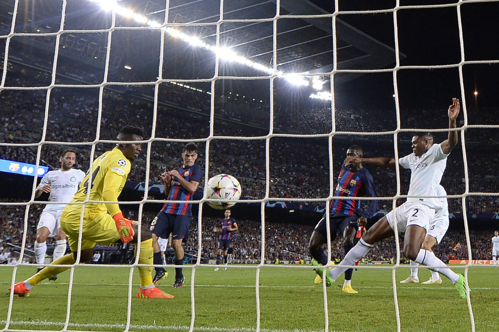 Barcelona menghadapi Inter di Camp Nou pada laga matchday keempat Grup C Liga Champions, Kamis, 13 Oktober 2022, dini hari WIB. Tuan rumah unggul 1-0 saat babak pertama tuntas. Mereka memimpin dari gol Ousmane Dembele pada menit ke-40. 