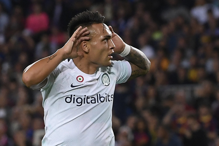 Lautaro Martinez melakukan selebrasi usai mencetak gol ke gawang Inter Milan di Camp Nou pada laga matchday keempat Grup C Liga Champions, Kamis, 13 Oktober 2022, dini hari WIB. 