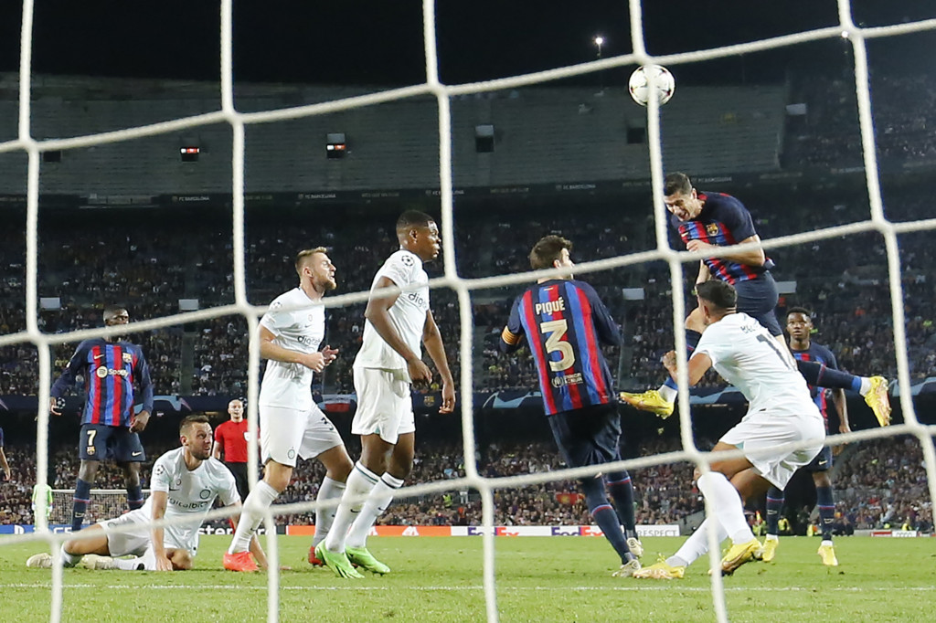 Lewandowski kemudian menyelamatkan Barcelona dari kekalahan berkat golnya di menit ke-90+2.