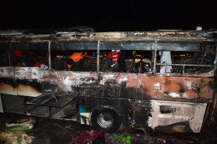Relawan Edhi, sebuah yayasan nirlaba kesejahteraan sosial, mencari sisa-sisa penumpang bus yang terbakar setelah insiden kebakaran semalam di dekat Nooriabad, di Distrik Jamshoro Sindh, Pakistan, Kamis, 13 Oktober 2022 dini hari waktu setempat.