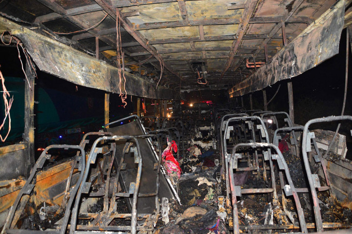 Sedikitnya 18 korban banjir meninggal karena luka bakar setelah bus yang mereka tumpangi terbakar saat mereka kembali ke rumah, di Pakistan selatan, Rabu, 12 Oktober 2022 malam waktu setempat.