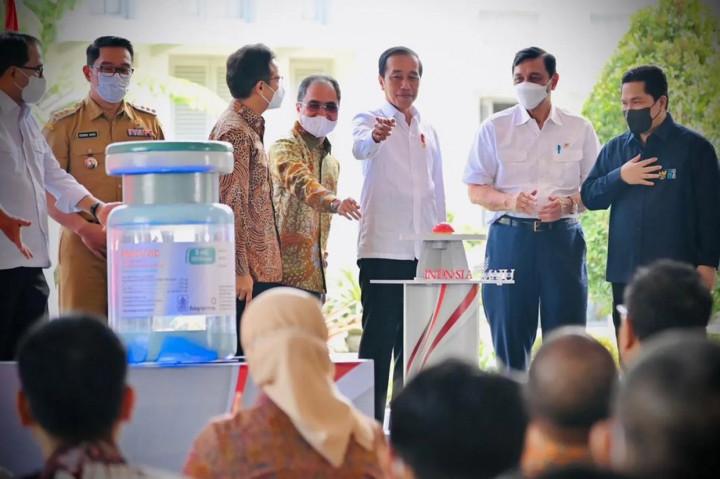 Presiden Joko Widodo meluncurkan sekaligus meninjau penyuntikan perdana vaksin Covid-19 produksi dalam negeri yaitu Vaksin IndoVac, di pabrik PT Bio Farma, Bandung, Jawa Barat, Kamis, 13 Oktober 2022. 