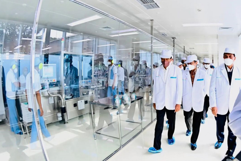 Pada kesempatan itu, Presiden Jokowi meminta jajarannya untuk mendukung sekaligus mendorong program pengembangan vaksin di tanah air agar Indonesia dapat lebih mandiri dalam memenuhi kebutuhan vaksin nasional.