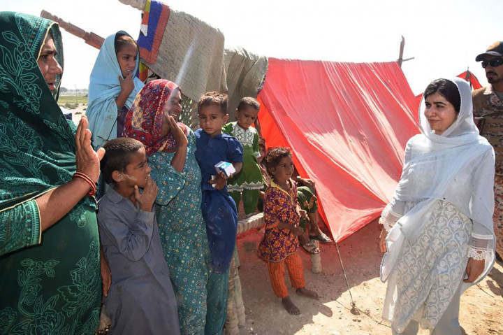 Peraih Nobel Perdamaian Malala Yousafzai Rabu, 12 Oktober 2022, bertemu dengan para korban banjir muson yang menghancurkan Pakistan. Ini merupakan kunjungan kedua Malala ke negara asalnya sejak ditembak Taliban satu dekade lalu.