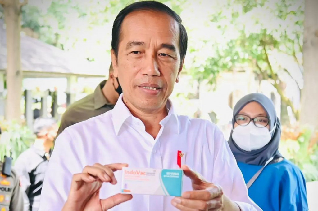 Setelah meluncurkan vaksin Covid-19 Indovac, Presiden Joko Widodo meninjau langsung penyuntikan perdana vaksin buatan Bio Farma tersebut di PT Bio Farma (Persero), Kota Bandung, Provinsi Jawa Barat, Kamis, 13 Oktober 2022.