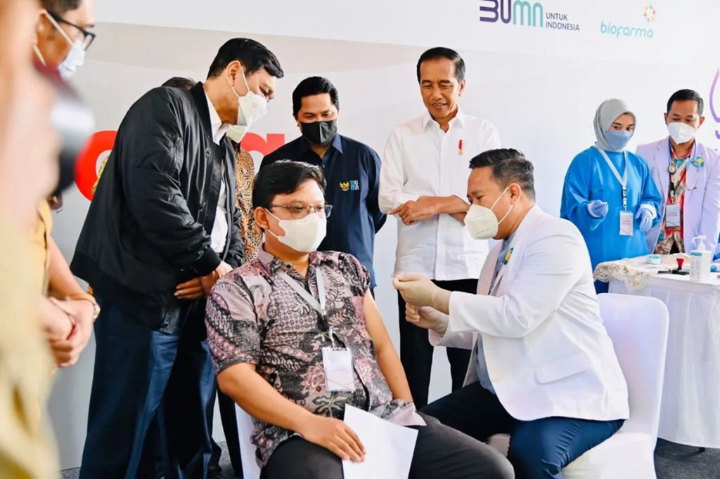 Tiba di lokasi penyuntikan, Presiden Jokowi terlebih dahulu mengecek kemasan Vaksin IndoVac. 
