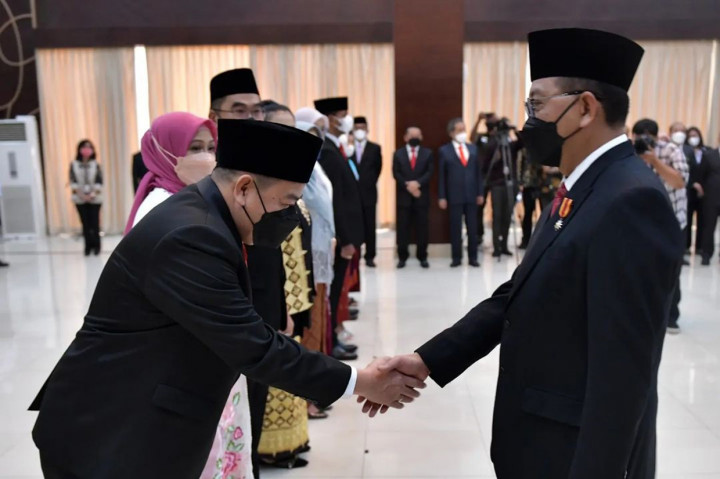 Lima pejabat yang dilantik adalah Achmad Jaka Santos Adiwijaya sebagai Sekretaris Otorita IKN, Thomas Umbu Pati Tena Bolodadi sebagai Deputi Bidang Pengendalian Pembangunan Otorita IKN, Mohammed Ali Berawi sebagai Deputi Bidang Transformasi Hijau dan Digital Otorita IKN, Myrna Asnawati Safitri sebagai Deputi Lingkungan Hidup dan Sumber Daya Alam Otorita IKN, dan Ida Bagus Nyoman Wiswantanu sebagai Kepala Unit Hukum dan Kepatuhan Otorita IKN.