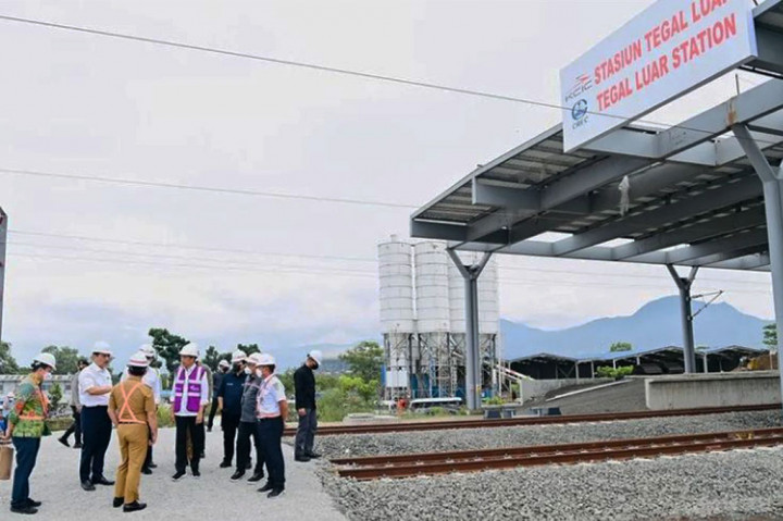 Presiden Joko Widodo meninjau proyek Kereta Cepat Jakarta Bandung di Stasiun Tegalluar, Kabupaten Bandung, Jawa Barat, Kamis, 13 Oktober 2022.