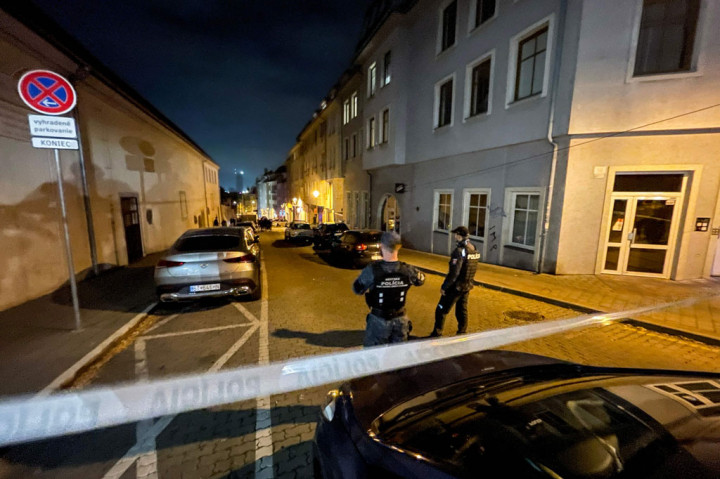 Polisi berpatroli psacaterjadinya penembakan di jalan Zamocka di pusat kota Bratislava, Slovakia, Kamis, 13 Oktober 2022. 