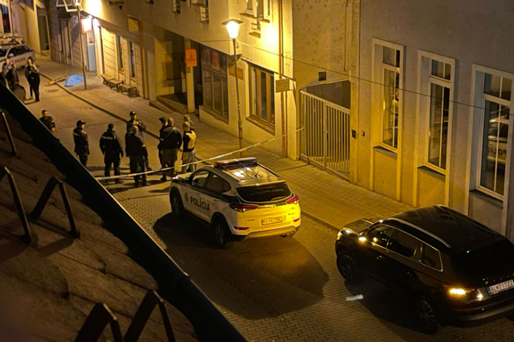 Insiden itu terjadi pada Rabu malam di bar Teplaren di pusat kota Bratislava, yang populer di kalangan komunitas LGBTQ. 