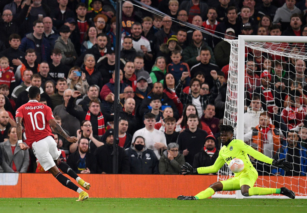 Manchester United tampil agresif sejak awal babak pertama. Peluang pun langsung didapatkan Marcus Rashford, tetapi usahanya masih bisa digagalkan Francis Uzoho.