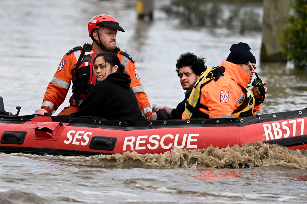 Pekerja darurat mengevakuasi warga dari rumah-rumah yang terendam banjir di pinggiran Maribyrnong, Melbourne pada Jumat, 14 Oktober 2022.