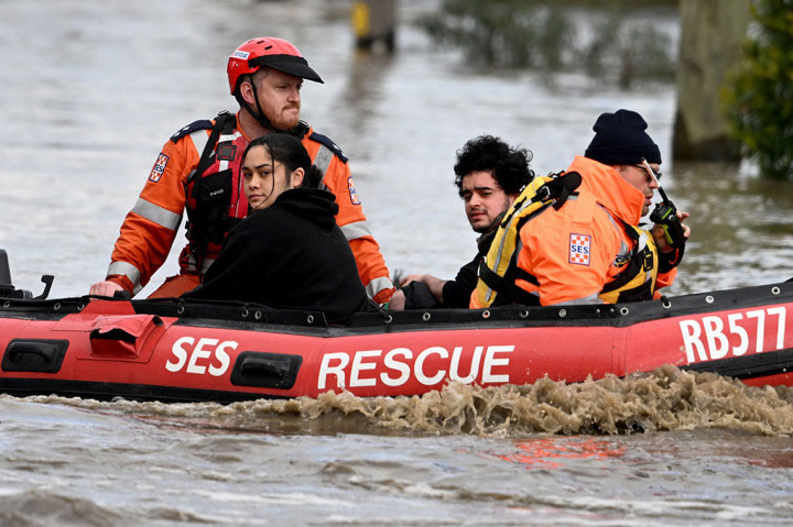 Pekerja darurat mengevakuasi warga dari rumah-rumah yang terendam banjir di pinggiran Maribyrnong, Melbourne pada Jumat, 14 Oktober 2022.