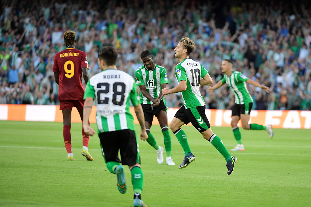 Real Betis membuka keunggulan pada menit ke-34 lewat Sergio Canales. Tembakan Canales dari luar kotak penalti sempat membentur Roger Ibanez dan gagal diantisipasi oleh Rui Patricio. Skor berubah menjadi 1-0 untuk Betis.