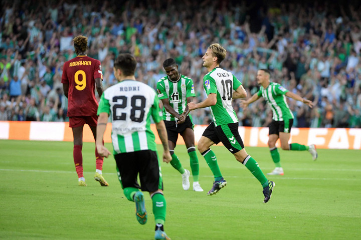 Real Betis membuka keunggulan pada menit ke-34 lewat Sergio Canales. Tembakan Canales dari luar kotak penalti sempat membentur Roger Ibanez dan gagal diantisipasi oleh Rui Patricio. Skor berubah menjadi 1-0 untuk Betis.