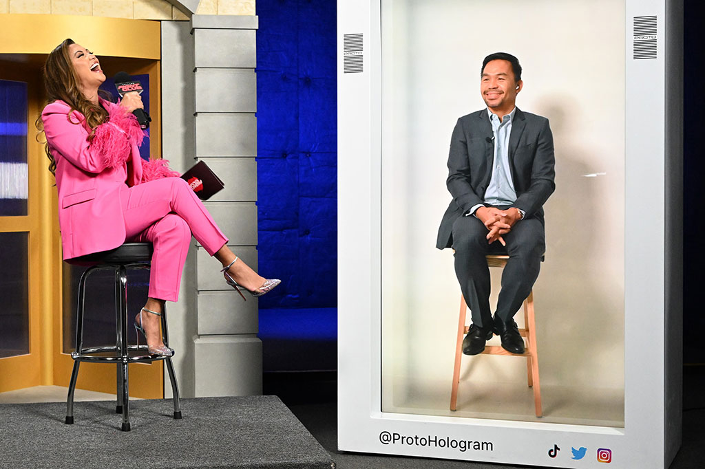 Mantan petinju kebanggaan Filipina, Manny Pacquiao muncul dalam hologram selama konferensi pers terkait rencana laga eksibisi, di Van Nuys, California, Kamis, 13 Oktober 2022 waktu setempat.
