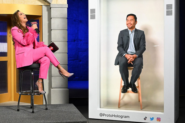 Mantan petinju kebanggaan Filipina, Manny Pacquiao muncul dalam hologram selama konferensi pers terkait rencana laga eksibisi, di Van Nuys, California, Kamis, 13 Oktober 2022 waktu setempat.