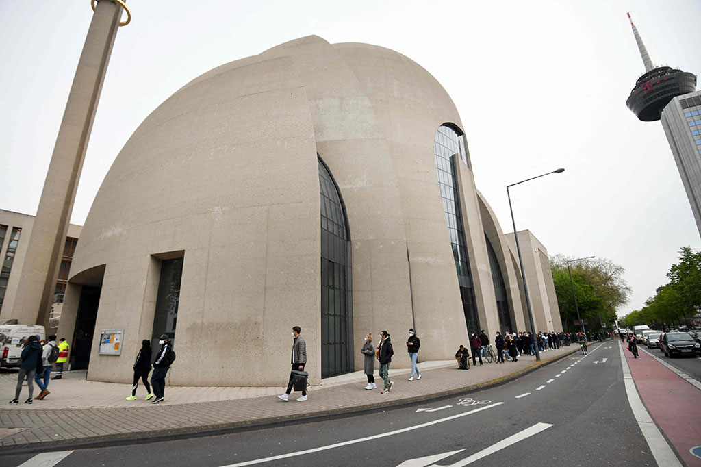 Masjid Pusat Cologne, sebuah bangunan megah di distrik Ehrenfeld, akan diizinkan untuk mengumandangkan azan melalui pengeras suara hingga lima menit pada hari Jumat, antara siang hingga pukul 15:00. Volume tidak boleh melebihi 60 desibel.