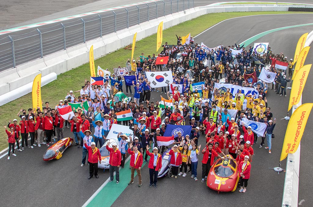 Shell Eco-marathon (SEM) dimulai dan diselenggarakan di Indonesia untuk pertama kalinya tahun ini. Lebih dari 40 tim mahasiswa dari sembilan negara di Asia bersaing untuk merancang, membangun, menguji dan mengendarai mobil hemat energi.