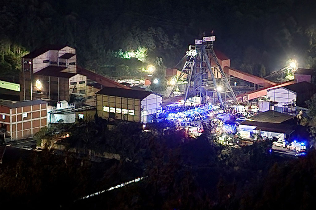 Ambulans dan pemadam kebakaran tiba di lokasi ledakan yang terjadi di tambang batu bara di Bartin, Turki utara, pada Jumat, 14 Oktober 2022.