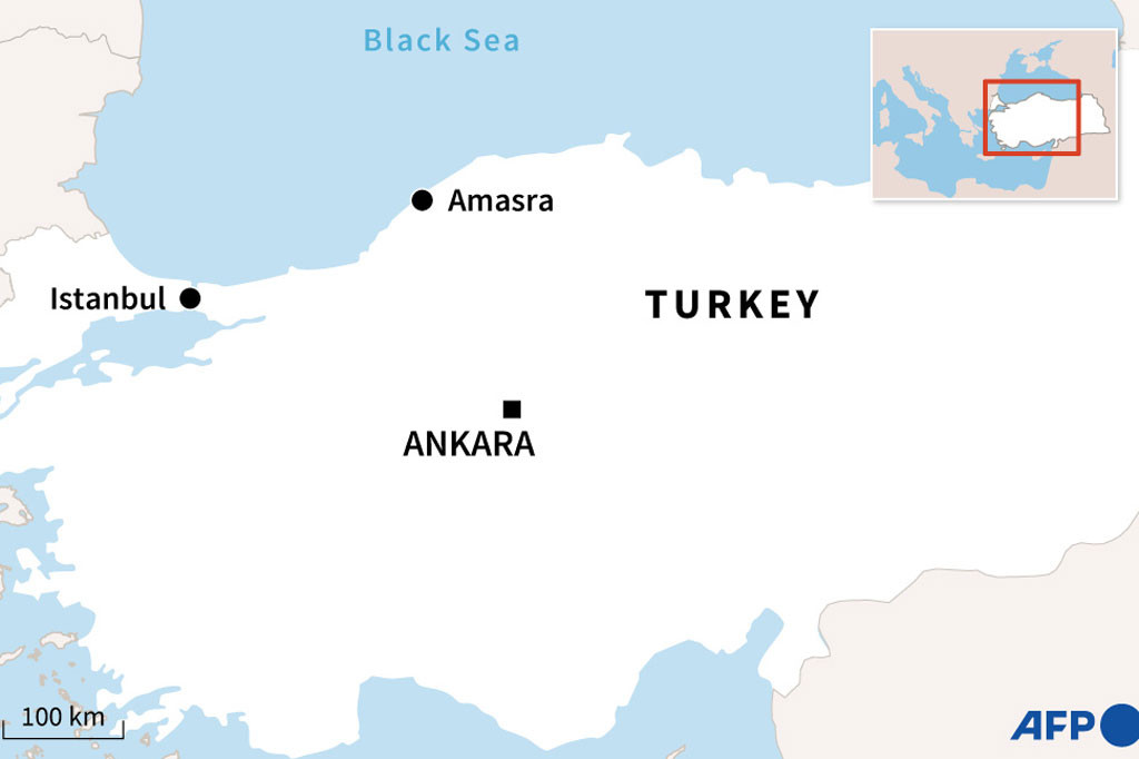 Menteri Dalam Negeri Suleyman Soylu mengkonfirmasi laporan awal bahwa hampir 50 penambang terperangkap di dua area terpisah antara 300 dan 350 meter (985 hingga 1.150 kaki) di bawah tanah.