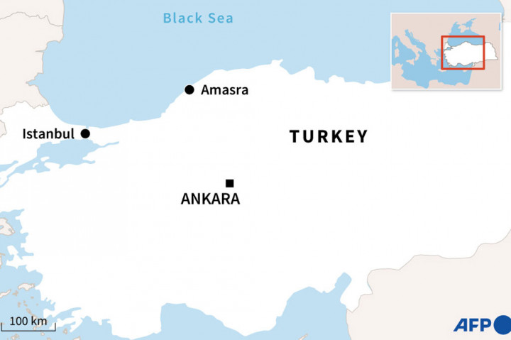 Menteri Dalam Negeri Suleyman Soylu mengkonfirmasi laporan awal bahwa hampir 50 penambang terperangkap di dua area terpisah antara 300 dan 350 meter (985 hingga 1.150 kaki) di bawah tanah.