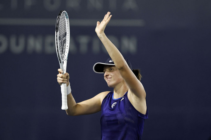 Petenis nomor satu dunia Iga Swiatek mencapai semifinal turnamen WTA San Diego usai menundukkan  peringkat delapan CoCo Gauff pada Jumat, 14 Oktober 2022 waktu setempat.