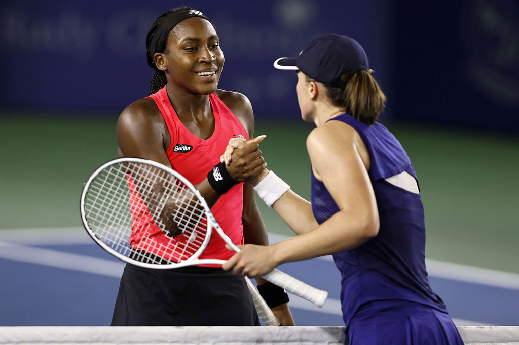 Dalam pertandingan ulang final Prancis Terbuka, bintang Polandia berusia 21 tahun itu menggulingkan petenis Amerika Gauff berusia 18 tahun dengan skor 6-0, 6-3 dalam waktu 65 menit.