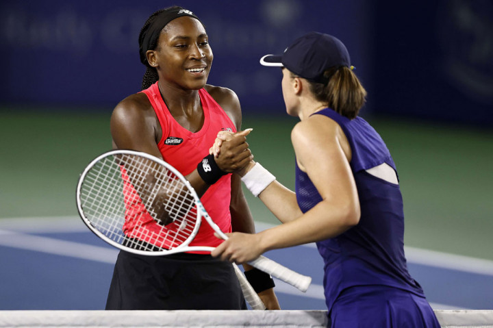 Dalam pertandingan ulang final Prancis Terbuka, bintang Polandia berusia 21 tahun itu menggulingkan petenis Amerika Gauff berusia 18 tahun dengan skor 6-0, 6-3 dalam waktu 65 menit.