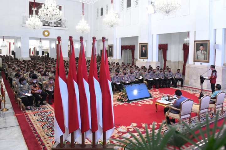Arahan pertama adalah agar Polri memperbaiki apa yang menjadi keluhan masyarakat kepada institusi Polri. “Jadi keluhan masyarakat terhadap Polri, 29,7 persen itu ini sebuah persepsi karena pungli. Tolong ini anggota-anggota semuanya itu yang begitu. Sewenang-wenang, tolong ini juga diredam pada anggota-anggota. Pendekatan-pendekatan yang represif, jauhi. Mencari-cari kesalahan nomor yang ketiga, 19,2 persen. Dan yang keempat, hidup mewah yang tadi sudah saya sampaikan,” ujar Presiden.