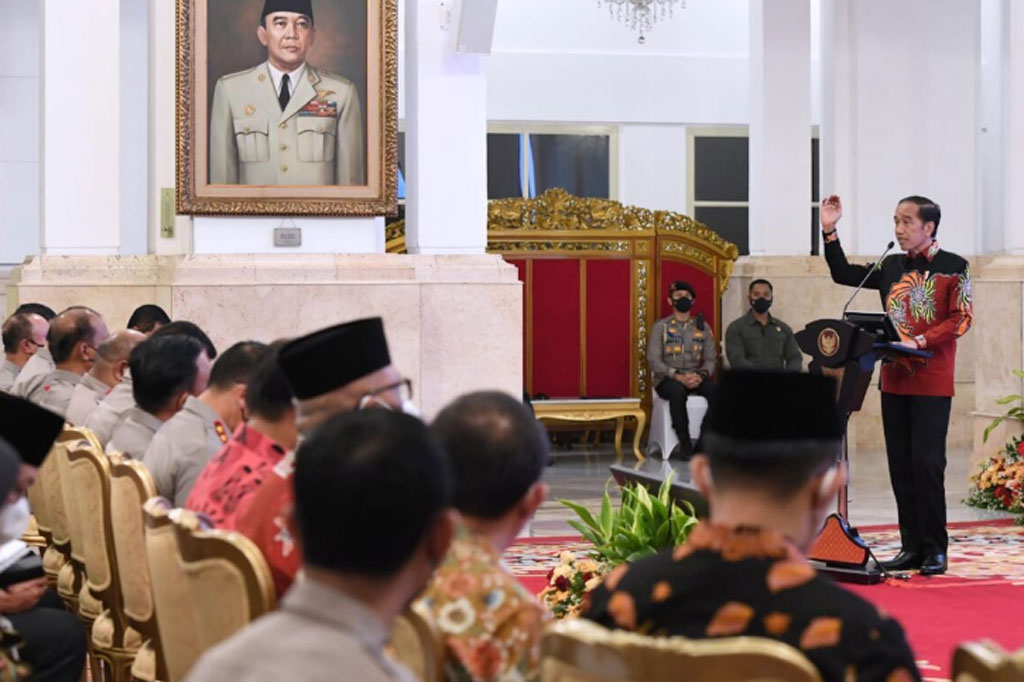 Presiden menyampaikan arahan keduanya yakni meminta kepada para petinggi dan perwira Polri untuk selalu mengingatkan anggotanya agar memberikan pelayanan kepada masyarakat serta menjaga rasa aman dan nyaman bagi masyarakat.