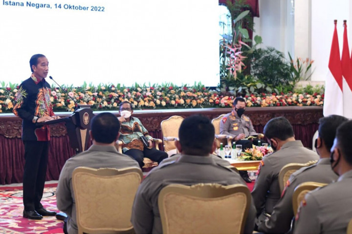 Arahan ketiga, Kepala Negara meminta jajaran Polri menjaga kesolidan baik di internal Polri maupun dengan Tentara Nasional Indonesia (TNI). Hal tersebut penting utamanya karena saat ini sudah mulai masuk tahun politik dan tahapan pemilihan umum (pemilu) sudah mulai berjalan sejak Juli lalu.