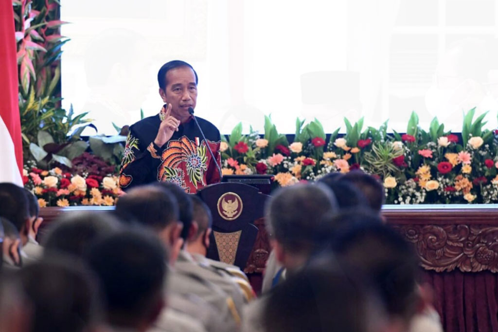 Keempat, Presiden meminta adanya kesamaan visi Polri serta ketegasan terkait kebijakan organisasi. Kepada para pemimpin Polri di daerah, baik provinsi maupun kabupaten/kota, Kepala Negara mendorong agar mereka tidak gamang serta bekerja sesuai standar operasional prosedur (SOP), dan sesuai undang-undang.