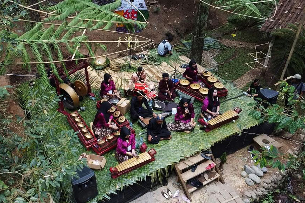 Semua warga terlibat dalam pembangunan wisata di Kampung Pasundan Cisamaya, mulai dari penampilan kesenian tradisional, menyajikan makanan tradisional, hingga menampilkan dan melatih berbagai keterampilan seperti membatik. 