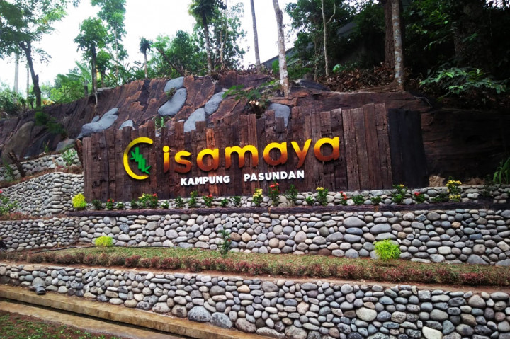 Kampung Pasundan Cisamaya atau Blok Cisamaya dulunya dikenal sebagai tempat pembuangan sampah dari desa-desa tetangga. Tetapi sekarang telah menjadi tempat wisata.