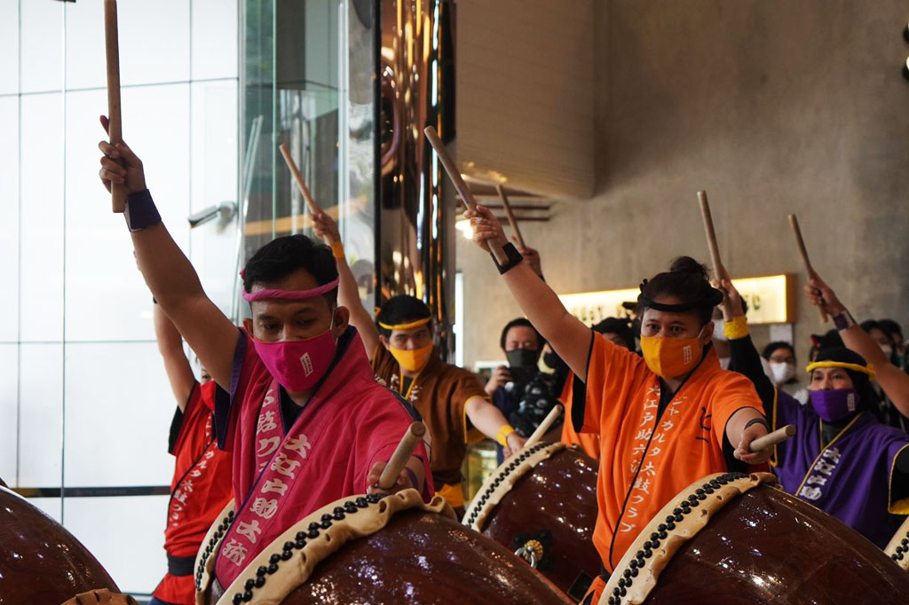 Pengunjung dimanjakan dengan berbagai penampilan dan diramaikan cosplayer hingga pertunjukan kabaret. 