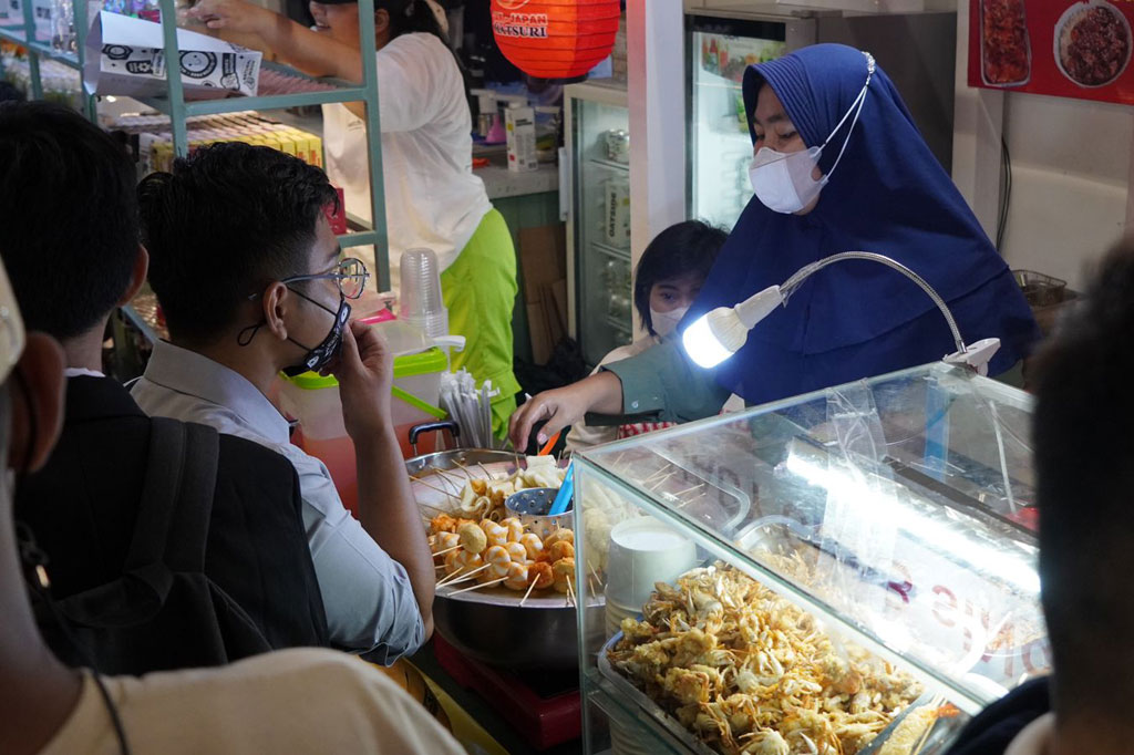 Pengunjung juga bisa menikmati berbagai makanan khas Jepang di Atrium F3 FX Mall Sudirman.