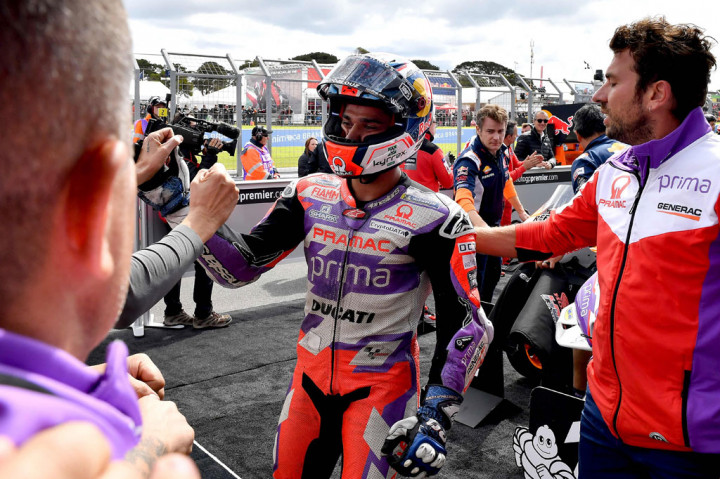 Pembalap Spanyol Jorge Martin berselebrasi usai memecahkan rekor lap Phillip Island yang berusia sembilan tahun untuk merebut pole position MotoGP Australia pada Sabtu, 15 Oktober 2022. 