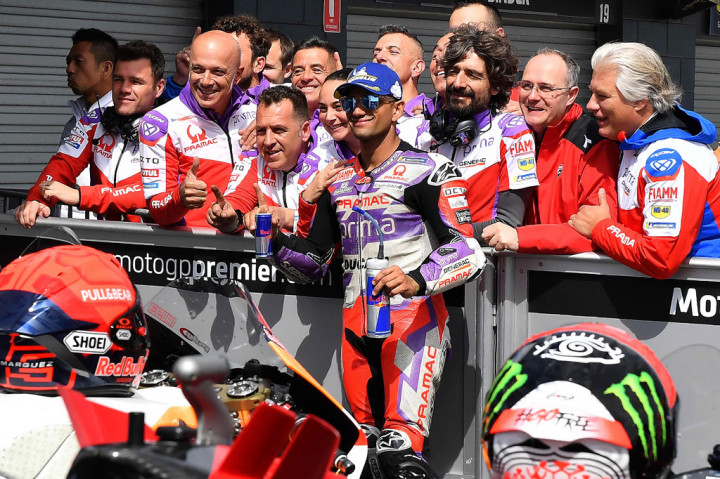 Dalam kondisi kering dan berawan, pembalap tim Pramac Racing itu memastikan akan start di grid terdepan dengan catatan waktu satu menit 27,767 detik.