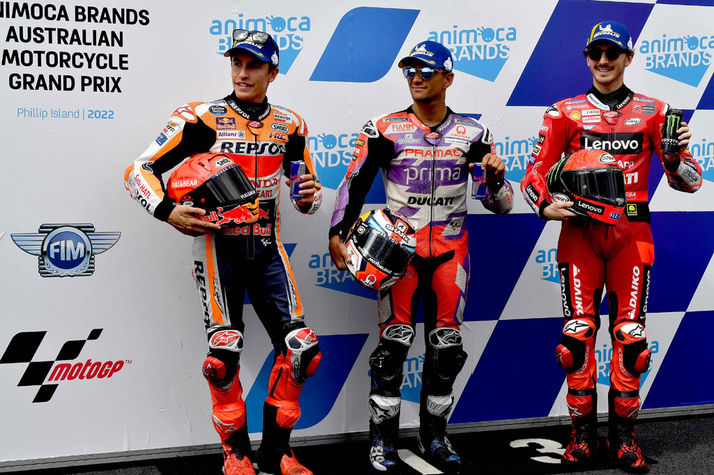 Sedangkan Marc Marquez yang tampil kompetitif setelah menjadi pembalap tercepat dari tiga sesi latihan pertama akan berbagi tempat di baris terdepan dengan Francesco Bagnaia dari tim Ducati yang finis P3.