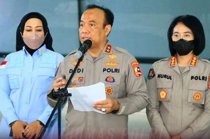 “Karena baru kita amankan pada hari ini dan langsung menjalani proses penyidikan di Bareskrim. Nanti tim gabungan dari Bareskrim maupun dari Polda Metro Jaya tentunya akan mengembangkan peran tiga tersangka tersebut yang baru hari ini diamankan,” jelas Kadiv Humas Polri Irjen Dedi Prasetyo, di Bandara Internasional Soetta.