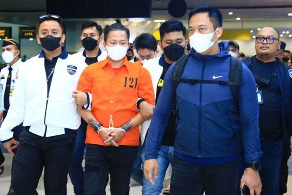 Polri bekerja sama dengan KBRI Kamboja dalam penangkapan tiga DPO (daftar pencarian orang) tersangka kasus tindak pidana judi online. Ketiganya telah dipulangkan dan tiba di Bandara Internasional Soekarno-Hatta (Soetta), Tangerang, Banten, Sabtu, 15 Oktober 2022.