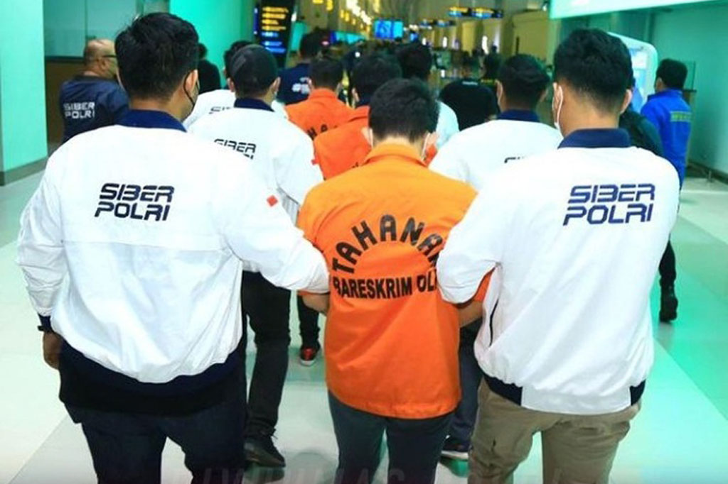 Ketiganya berinisial TS, TA, dan IT tiba di Indonesia usai diamankan pihak kepolisian di Kamboja. Kasus ini merupakan pengembangan kasus serupa pada penangkapan tiga tersangka 12 Agustus 2022 lalu. Selanjutnya para buronan dibawa ke Bareskrim Polri untuk proses penyidikan lebih lanjut.