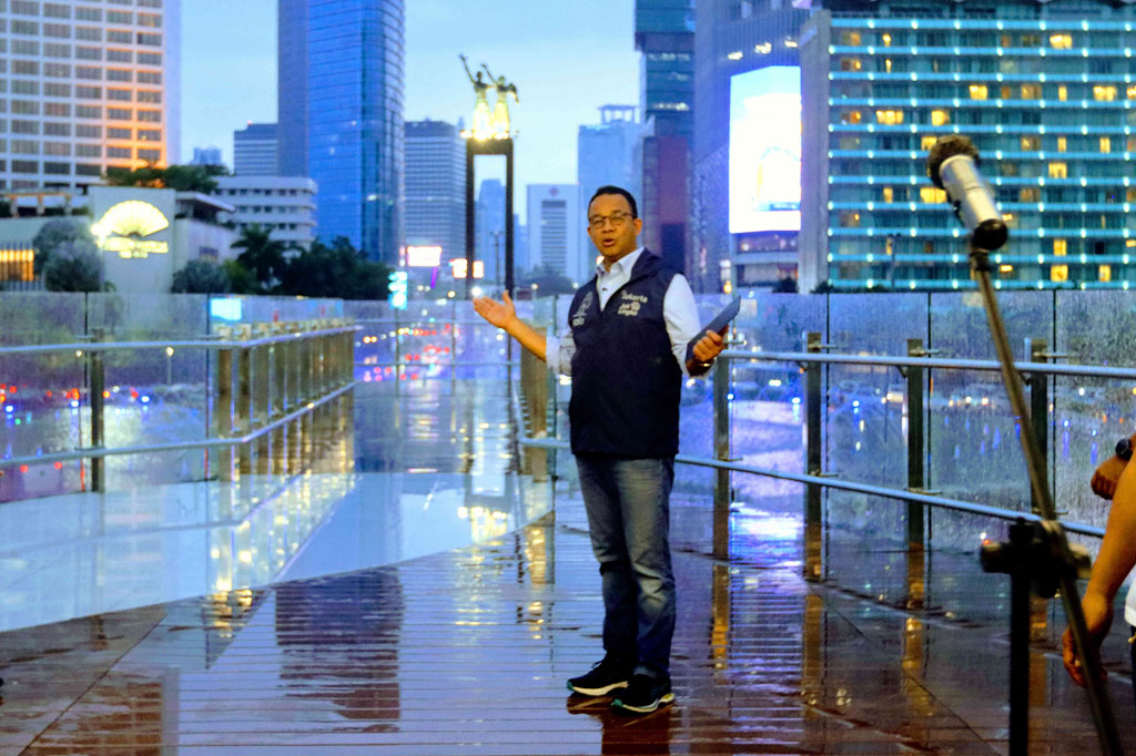 Gubernur DKI Jakarta Anies Baswedan meresmikan halte bus TransJakarta Bundaran HI, Sabtu, 15 Oktober 2022. Anies menyatakan bahwa halte tersebut dibangun untuk menyajikan pemandangan indah sekitar kawasan dari ketinggian yang dapat dinikmati semua lapisan masyarakat.