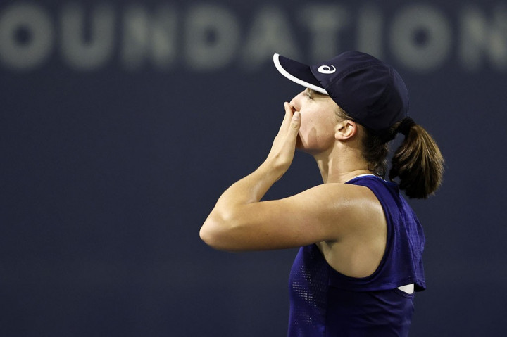 Petenis nomor satu dunia Iga Swiatek mencapai semifinal turnamen WTA San Diego usai menundukkan  peringkat delapan CoCo Gauff pada Jumat, 14 Oktober 2022 waktu setempat.