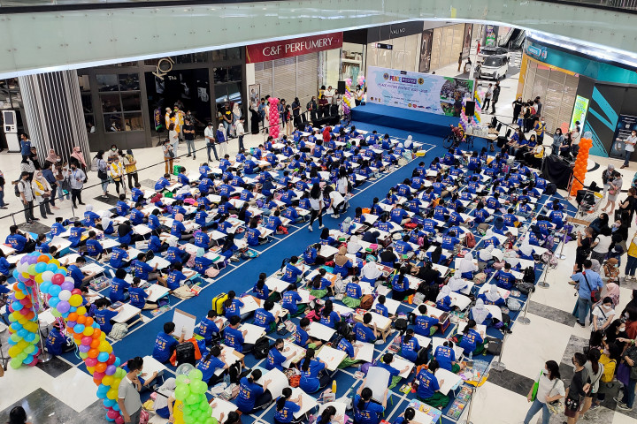 Seratusan anak mengikuti lomba membuat poster perdamaian yang digelar Lions Club International di Jakarta, Minggu, 16 Oktober 2022. 