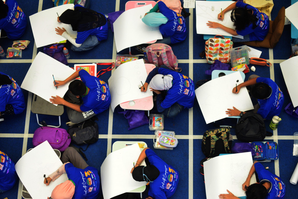 Anak-anak mengikuti lomba membuat poster perdamaian yang digelar Lions Club International di Jakarta, Minggu, 16 Oktober 2022. 